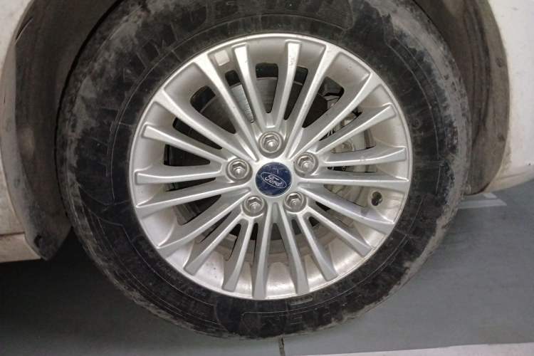 Used Ford Escort 2015 1.5L Automatic Comfort Edition Right Front Wheel Hub