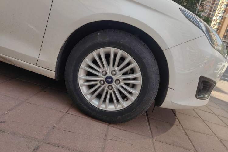Used Ford Escort 2015 1.5L Manual Comfort Model Right Front Wheel Hub