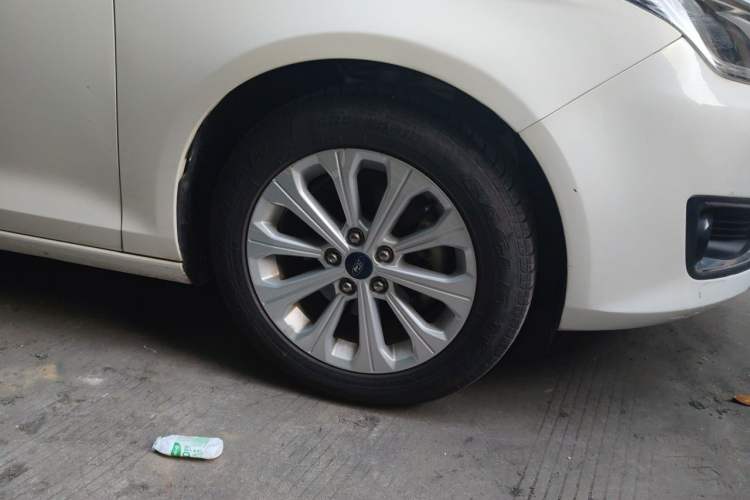 Used Ford Escort 2015 1.5L Automatic Fashion Model Right Front Wheel Hub