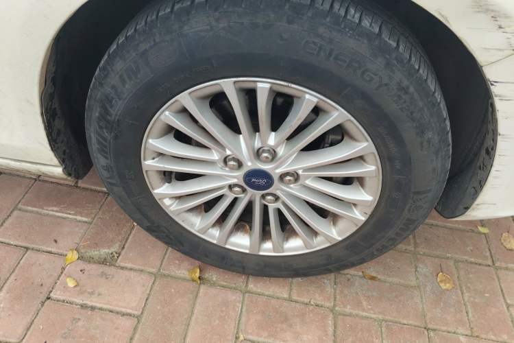 Used Ford Escort 2015 1.5L Manual Comfort Model Right Front Wheel Hub