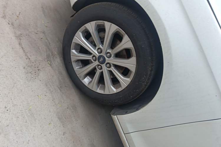 Used Ford Escort 2015 1.5L Automatic Fashion Model Right Front Wheel Hub
