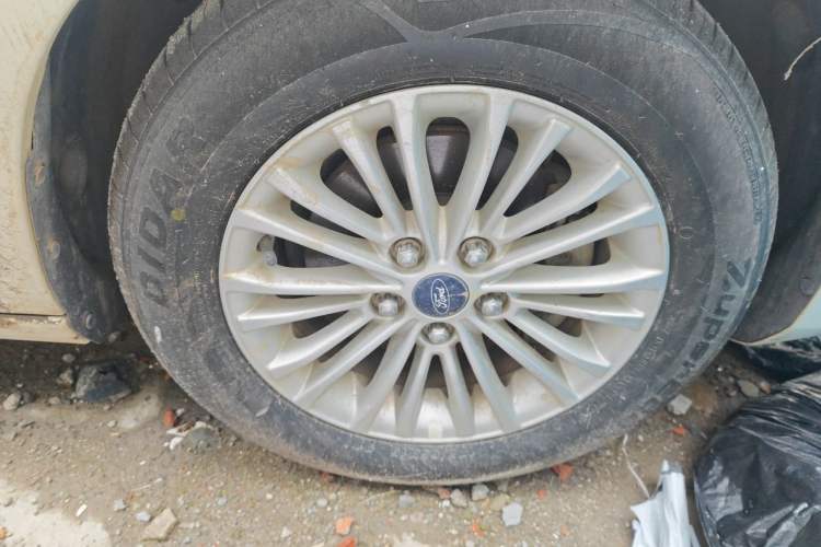 Used Ford Escort 2015 1.5L Manual Comfort Model Right Front Wheel Hub