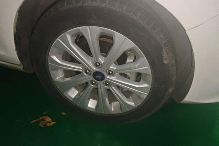 Used Ford Escort 2015 1.5L Automatic Fashion Model Right Front Wheel Hub