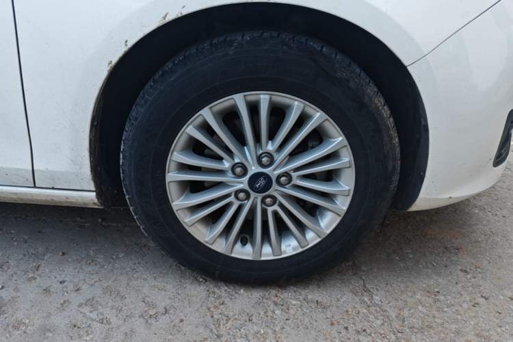 Used Ford Escort 2015 1.5L Manual Comfort Model Right Front Wheel Hub
