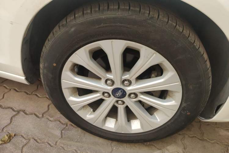 Used Ford Escort 2015 1.5L Automatic Fashion Model Right Front Wheel Hub