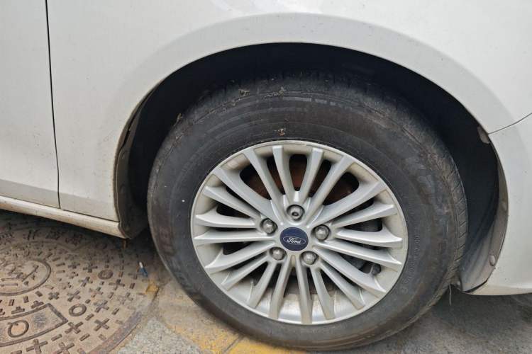 Used Ford Escort 2015 1.5L Automatic Comfort Edition Right Front Wheel Hub