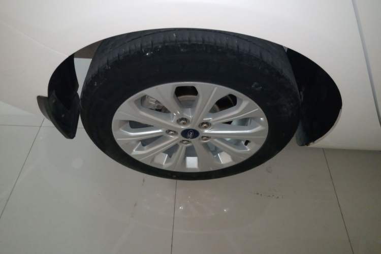 Used Ford Escort 2015 1.5L Automatic Fashion Model Right Rear Wheel Hub