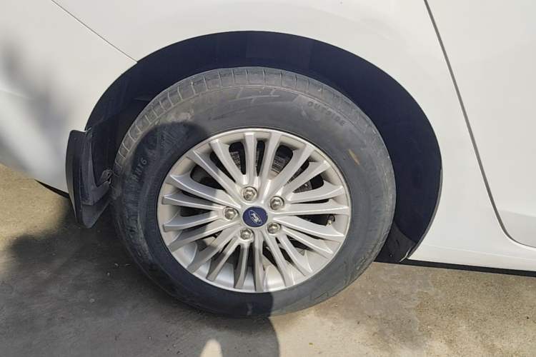 Used Ford Escort 2015 1.5L Automatic Comfort Edition Right Rear Wheel Hub