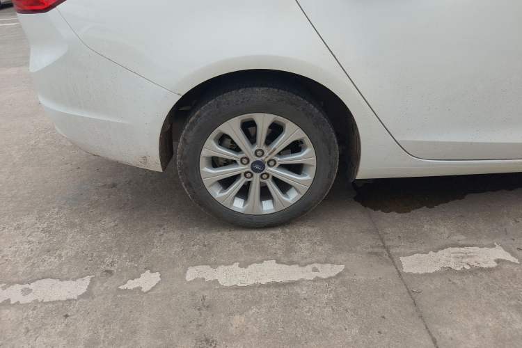 Used Ford Escort 2015 1.5L Automatic Fashion Model Right Rear Wheel Hub