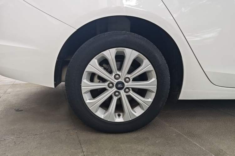 Used Ford Escort 2015 1.5L Automatic Fashion Model Right Rear Wheel Hub