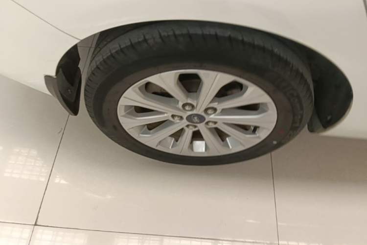 Used Ford Escort 2015 1.5L Automatic Fashion Model Right Rear Wheel Hub