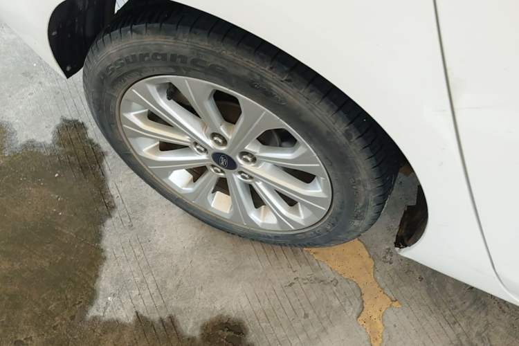 Used Ford Escort 2015 1.5L Automatic Fashion Model Right Rear Wheel Hub