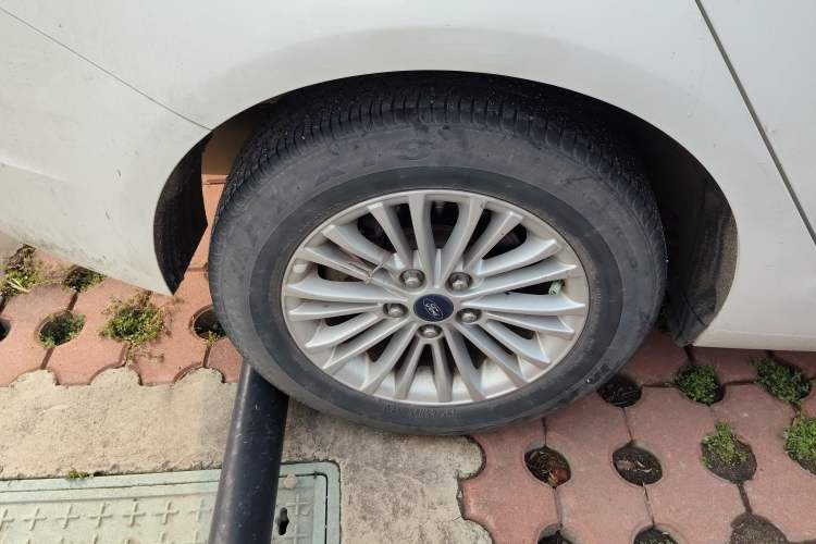 Used Ford Escort 2015 1.5L Manual Comfort Model Right Rear Wheel Hub