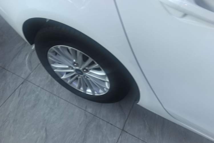 Used Ford Escort 2015 1.5L Automatic Comfort Edition Right Rear Wheel Hub