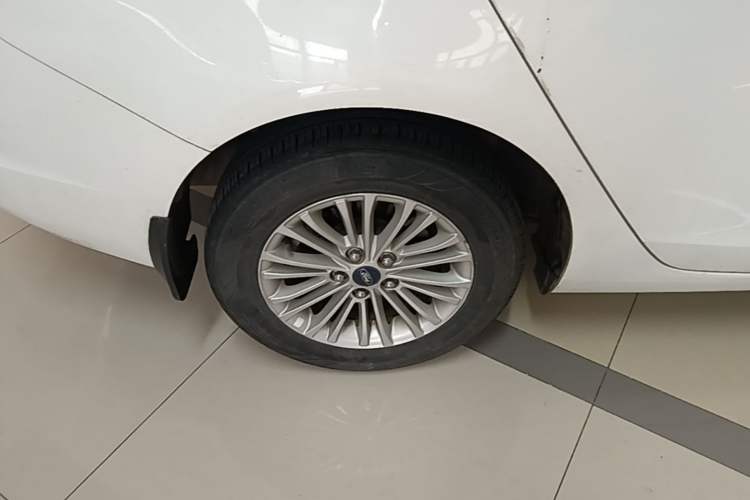 Used Ford Escort 2015 1.5L Automatic Comfort Edition Right Rear Wheel Hub