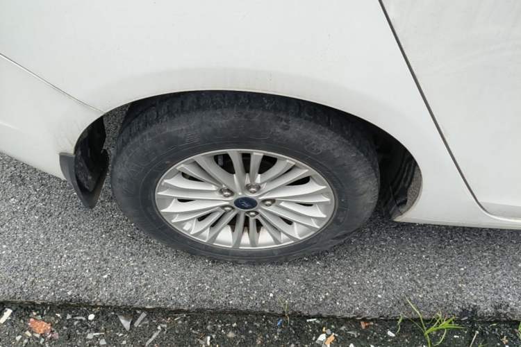 Used Ford Escort 2015 1.5L Manual Comfort Model Right Rear Wheel Hub