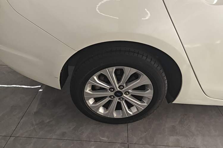 Used Ford Escort 2015 1.5L Automatic Fashion Model Right Rear Wheel Hub