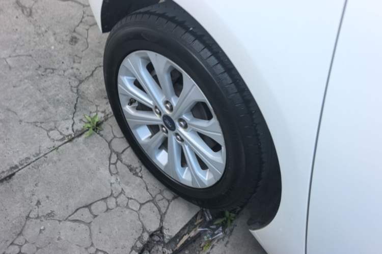 Used Ford Escort 2015 1.5L Automatic Fashion Model Right Rear Wheel Hub