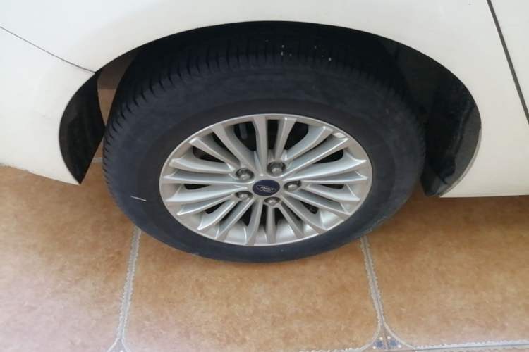 Used Ford Escort 2015 1.5L Automatic Comfort Edition Right Rear Wheel Hub