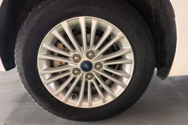 Used Ford Escort 2015 1.5L Automatic Comfort Edition Right Rear Wheel Hub