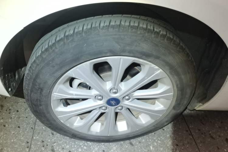 Used Ford Escort 2015 1.5L Automatic Fashion Model Right Rear Wheel Hub