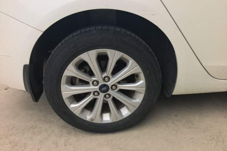 Used Ford Escort 2015 1.5L Automatic Fashion Model Right Rear Wheel Hub