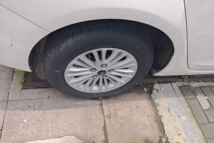 Used Ford Escort 2015 1.5L Automatic Comfort Edition Right Rear Wheel Hub
