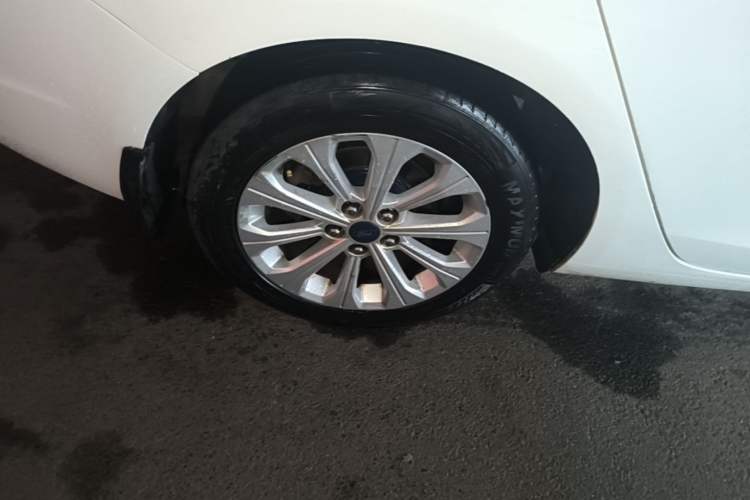 Used Ford Escort 2015 1.5L Automatic Fashion Model Right Rear Wheel Hub