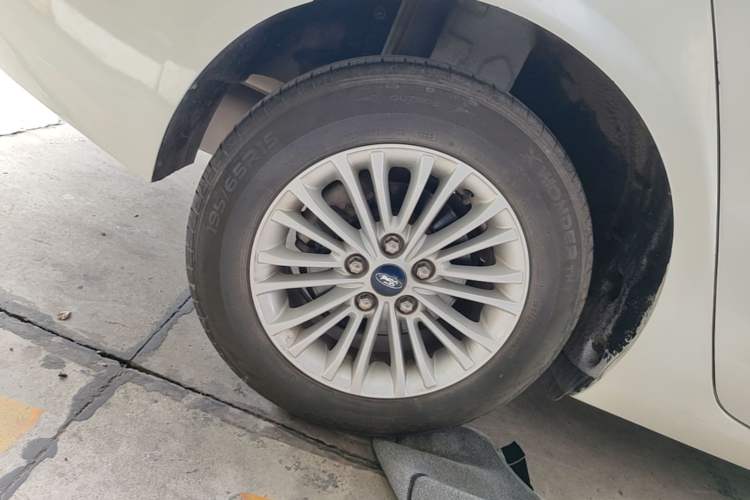 Used Ford Escort 2015 1.5L Manual Comfort Model Right Rear Wheel Hub