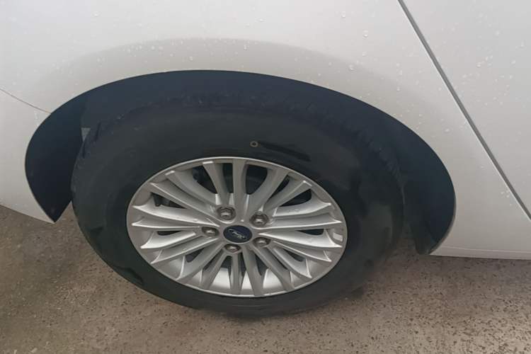 Used Ford Escort 2015 1.5L Automatic Comfort Edition Right Rear Wheel Hub