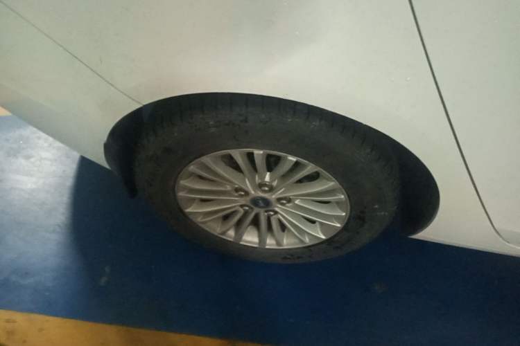 Used Ford Escort 2015 1.5L Automatic Comfort Edition Right Rear Wheel Hub
