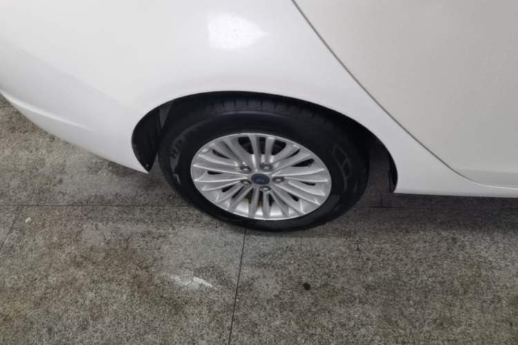 Used Ford Escort 2015 1.5L Automatic Comfort Edition Right Rear Wheel Hub