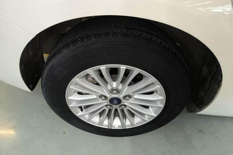 Used Ford Escort 2015 1.5L Automatic Comfort Edition Right Rear Wheel Hub