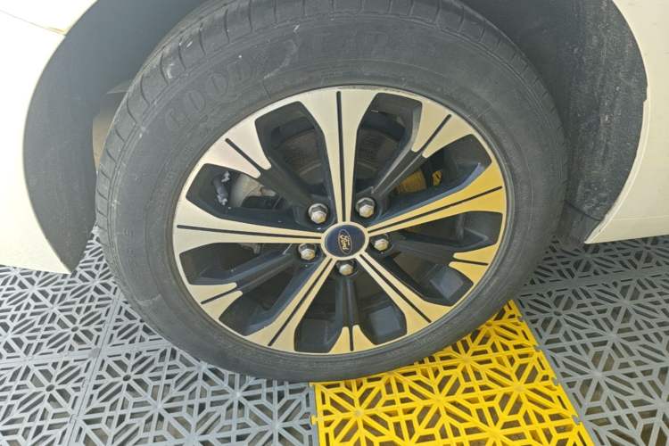 Used Ford Escort 2015 1.5L Automatic Fashion Model Right Rear Wheel Hub