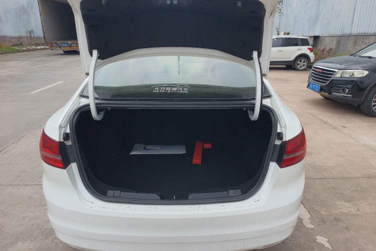 Used Ford Escort 2015 1.5L Automatic Fashion Model Trunk