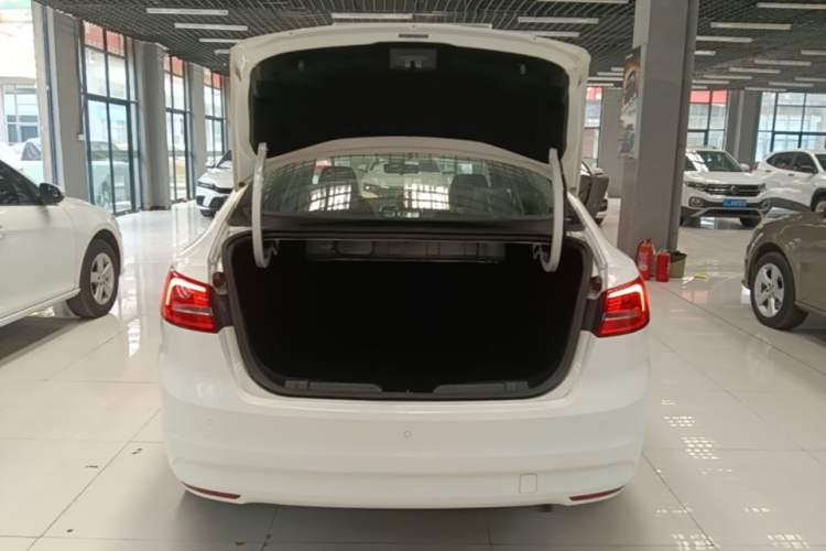 Used Ford Escort 2015 1.5L Automatic Fashion Model Trunk