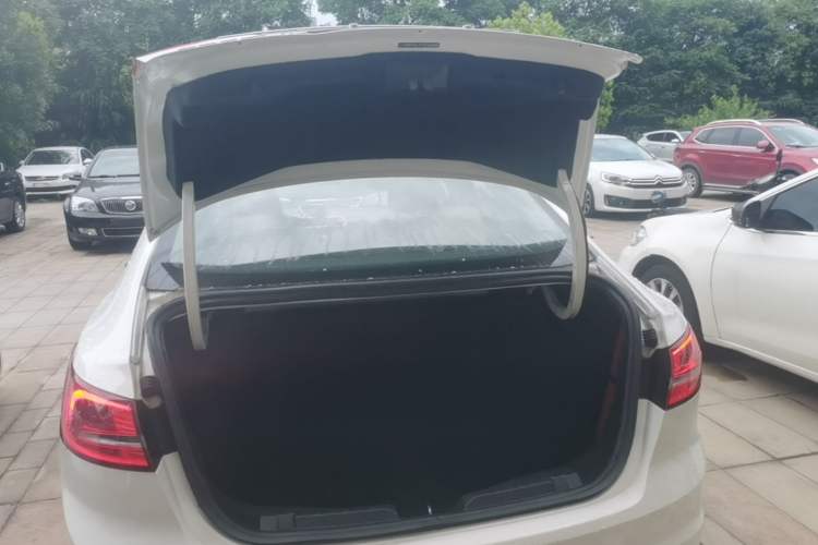 Used Ford Escort 2015 1.5L Automatic Fashion Model Trunk