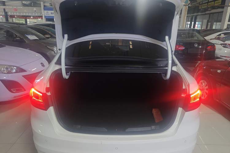 Used Ford Escort 2015 1.5L Automatic Fashion Model Trunk