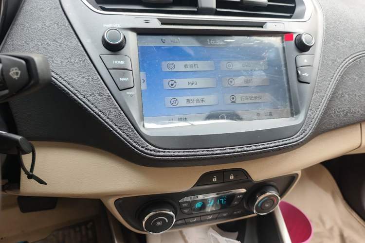 Used Ford Escort 2015 1.5L Automatic Fashion Model Audio And AC Panel