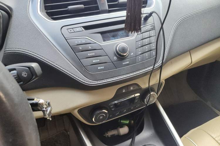 Used Ford Escort 2015 1.5L Manual Fashion Edition Audio And AC Panel