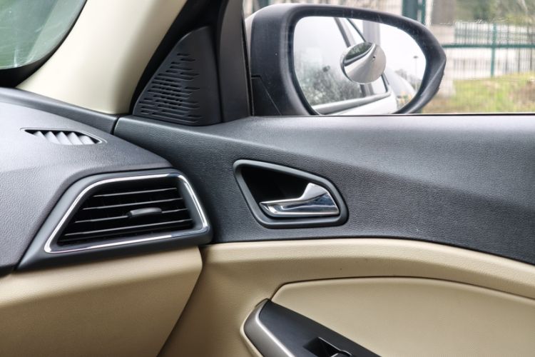 Used Ford Escort 2015 1.5L Automatic Comfort Edition Audio And AC Panel