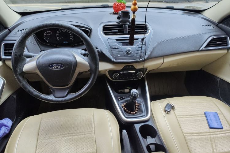 Used Ford Escort 2015 1.5L Manual Fashion Edition Center Console