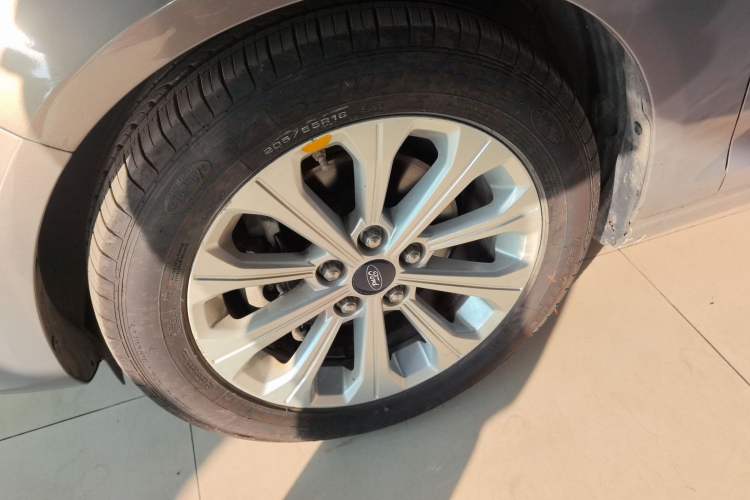 Used Ford Escort 2015 1.5L Automatic Fashion Model Left Front Wheel Hub