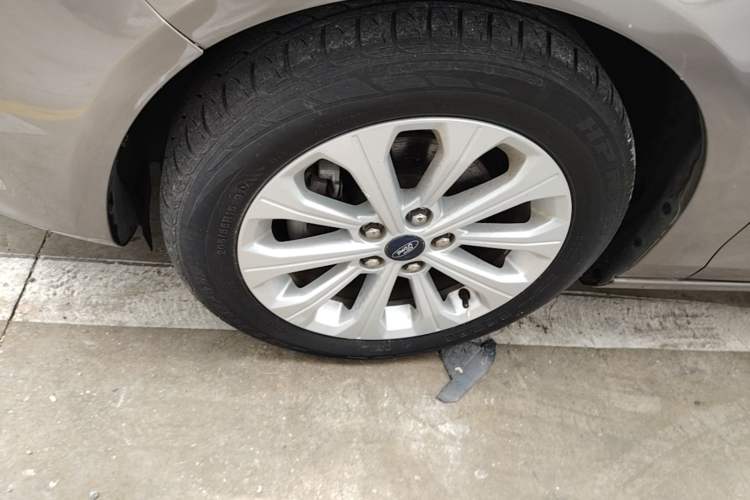 Used Ford Escort 2015 1.5L Automatic Fashion Model Left Front Wheel Hub