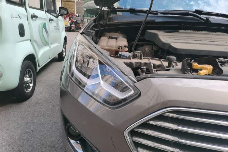 Used Ford Escort 2015 1.5L Automatic Fashion Model Right Front Headlight