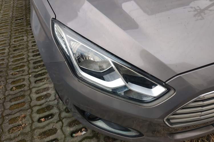 Used Ford Escort 2015 1.5L Automatic Fashion Model Right Front Headlight