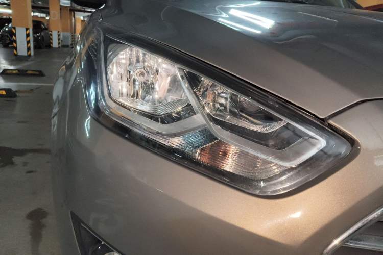 Used Ford Escort 2015 1.5L Automatic Fashion Model Right Front Headlight