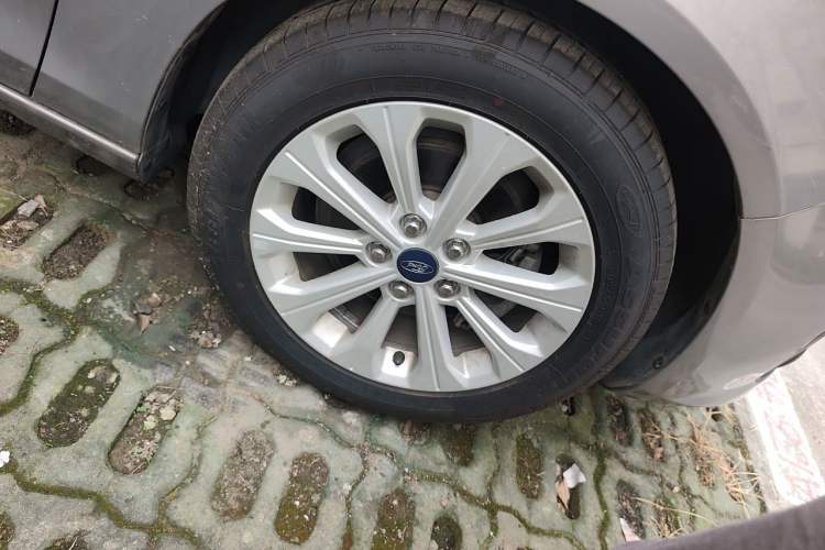 Used Ford Escort 2015 1.5L Automatic Fashion Model Right Front Wheel Hub