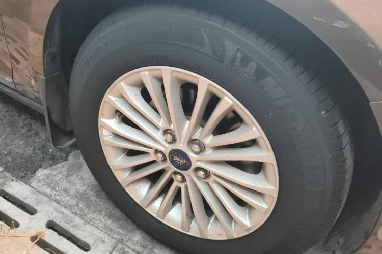 Used Ford Escort 2015 1.5L Manual Comfort Model Right Front Wheel Hub