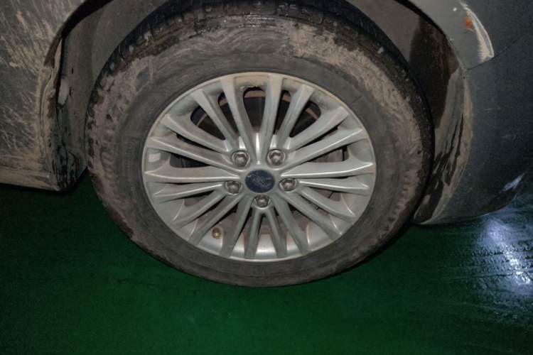 Used Ford Escort 2015 1.5L Automatic Comfort Edition Right Front Wheel Hub